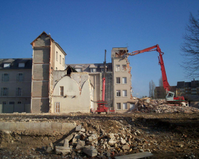 Démolition de bâtiment à Bourges dans le Cher, région Centre-Val de Loire, par l'entreprise Dubuget SA