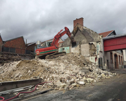 Démolition ancienne usine à Bourges dans le Cher, région Centre-Val de Loire, par l'entreprise Dubuget SA