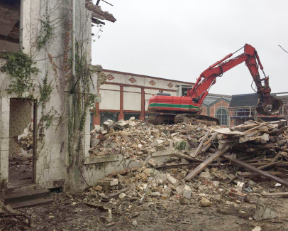 Démolition friche industrielle à Bourges dans le Cher, région Centre-Val de Loire, par l'entreprise Dubuget SA