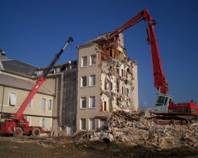 Démolition de vieux immeubles à Bourges dans le Cher, région Centre-Val de Loire, par l'entreprise Dubuget SA